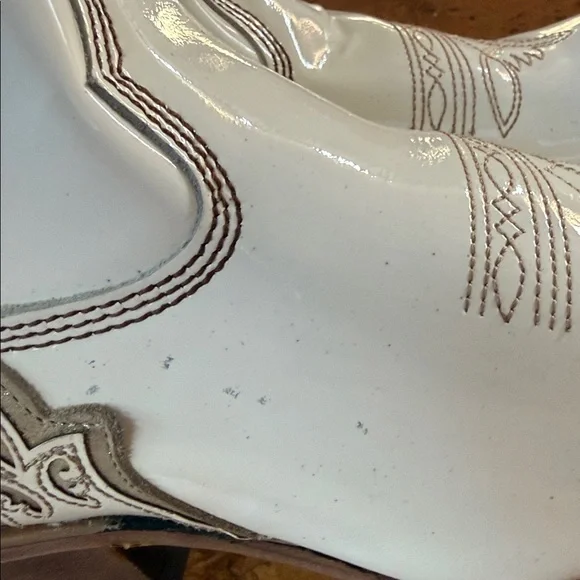 Corral cream colored western short booties. Size 7-1/2 - Picture 6 of 12